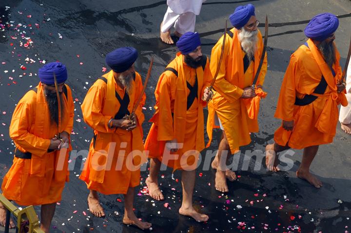 Sikhs celebrate Guru Nanak''s Birthday in Kolkata on Sunday 25th Oct Processions are held in Kolkata