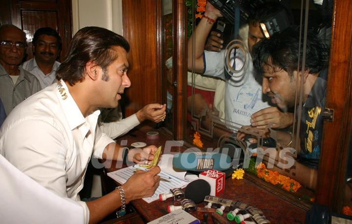 Bollywood Star Salman Khan selling tickets for his upcoming film &quot;London Dreams&quot; at Delite Theatre in New Delhi on Monday 26 Oct 2009