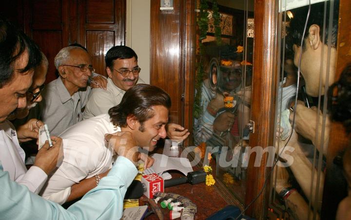 Bollywood Star Salman Khan selling tickets for his upcoming film &quot;London Dreams&quot; at Delite Theatre in New Delhi on Monday 26 Oct 2009