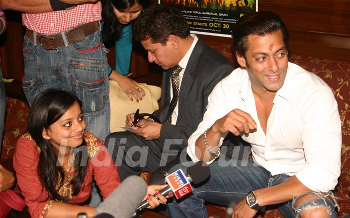 Bollywood Star Salman Khan talking to media after selling tickets for his upcoming film &quot;London Dreams&quot; at Delite Theatre in New Delhi on Monday 26 Oct 2009