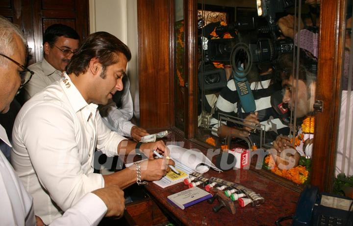 Bollywood Star Salman Khan selling tickets for his upcoming film &quot;London Dreams&quot; at Delite Theatre in New Delhi on Monday 26 Oct 2009