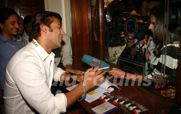 Bollywood Star Salman Khan selling tickets for his upcoming film &quot;London Dreams&quot; at Delite Theatre in New Delhi on Monday 26 Oct 2009