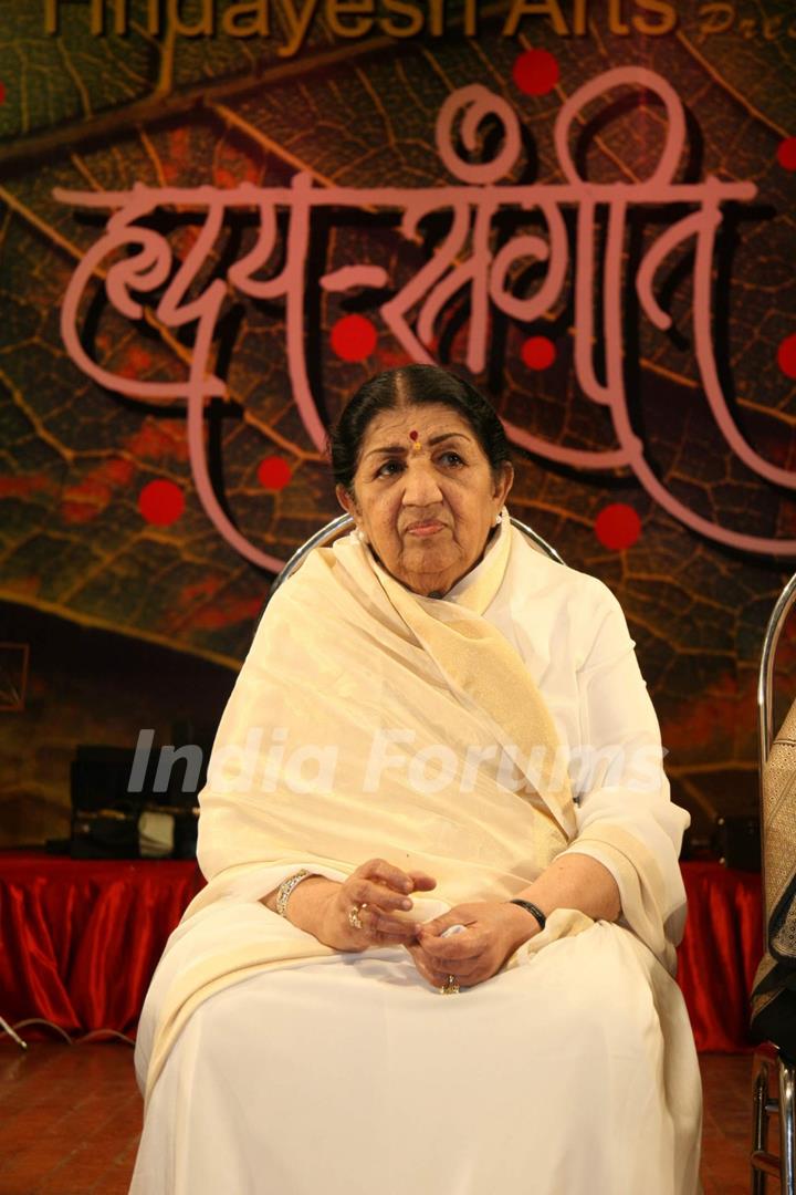 Lata Mangeshkar at 72nd birthday of Hridaymanth Mangeshkar at Ravindra Natya Mandir