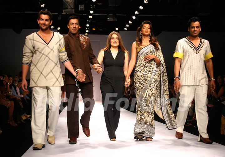 Star cast of film &quot;Jail&quot; Neil Nitin Mukesh and Manoj Bajpai with director Madhur Bhandarkar at the designer Reynu Tondon''s show at the Wills Lifestyle India Fashion Week