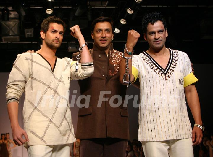 Star cast of film &quot;Jail&quot; Neil Nitin Mukesh and Manoj Bajpai with director Madhur Bhandarkar at the designer Reynu Tondon''s show at the Wills Lifestyle India Fashion Week