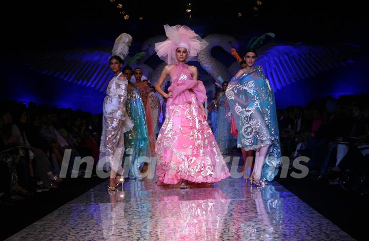 Models showcasing designer Suneet Verma''s creation at the Wills Lifestyle India Fashion week in New Delhi on Tuesday 27 Oct 2009