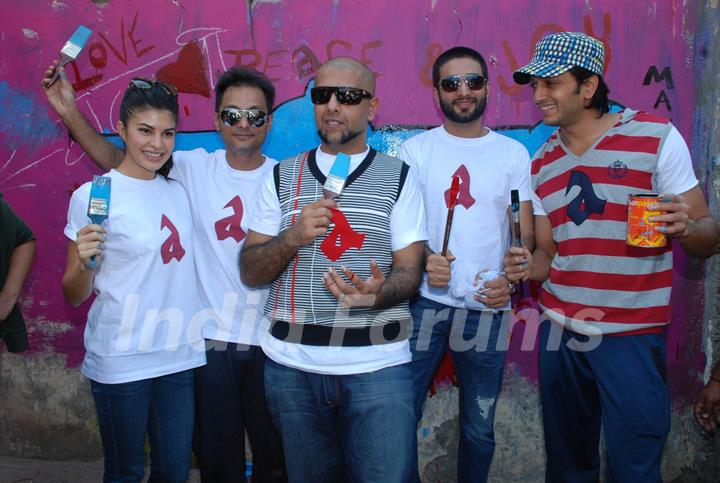 Jacqueline Fernandes, Vishal, Shekhar and Ritesh Deshmukh Paint the Wall in Opp Phoenix Mills