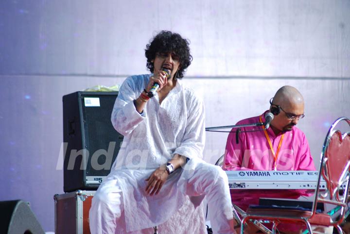 Sonu Nigam on Sathya Sai Baba show at NSE