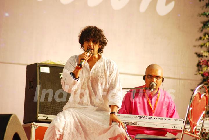 Sonu Nigam on Sathya Sai Baba show at NSE