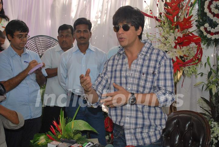 Shahrukh Khan''s bday press meet at mannat