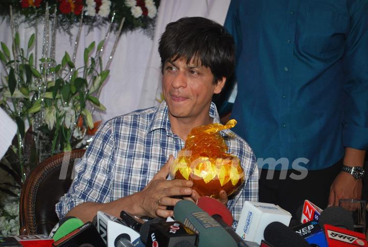 Shahrukh Khan''s bday press meet at mannat