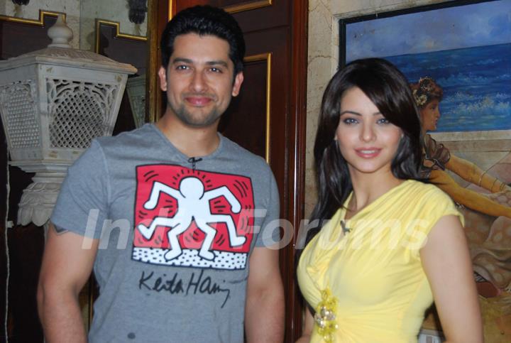 TV actress Aamna Sharif and Aftab Shivdasani posing for the shutterbugs on the sets of the &quot;Aao Wish Karein&quot;