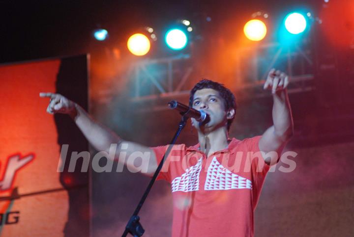 Farhan Akhtar performs live at S-Satr Rocks show at Chitrakoot Grounds