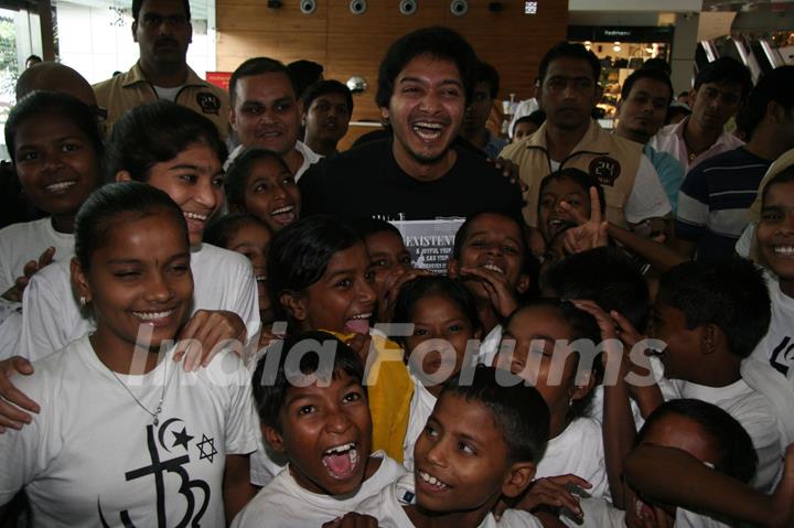 Bollywood actor Shreyas Talpade at Cut-a-thon session in Oberoi Mall, Mumbai