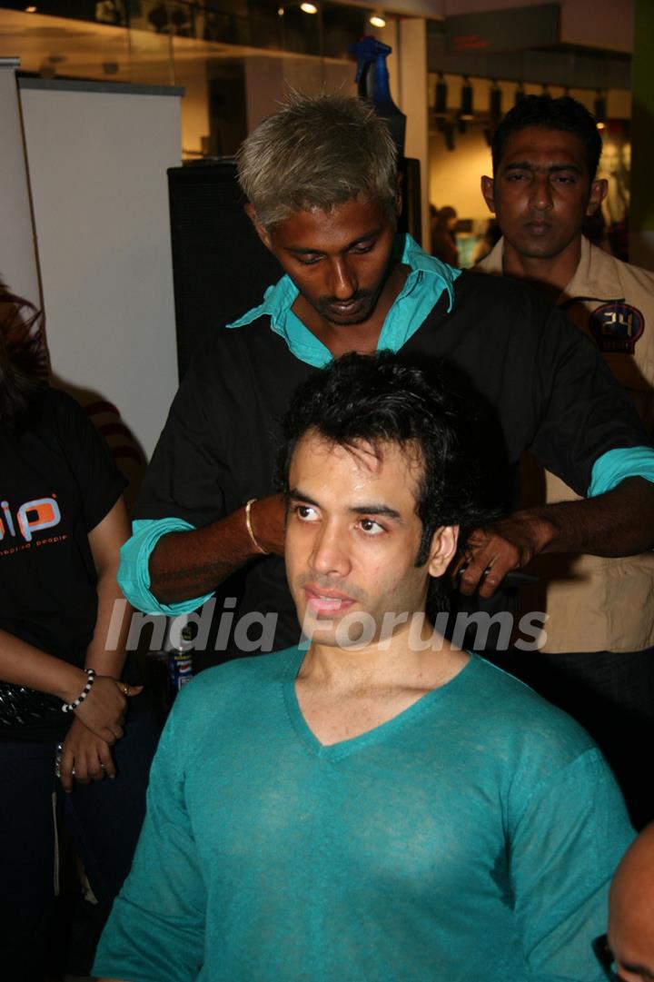 Bollywood actor Tusshar Kapoor at Cut-a-thon session in Oberoi Mall, Mumbai