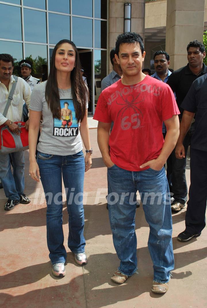 Kareena Kapoor and Aamir Khan at 3 Idiots Press Meet with New Song Introduction at Inter Continnental