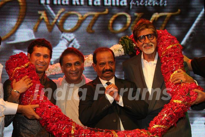 Bollywood superstar Amitabh Bachchan at the felicitation of Sunil Gavaskar in Mumbai