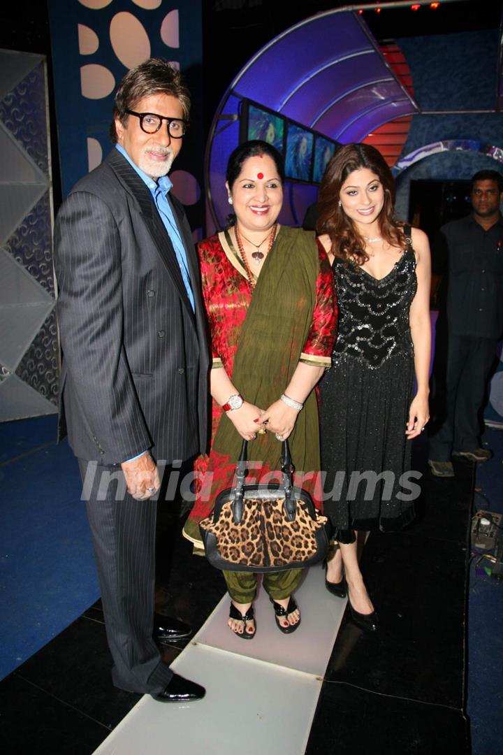 Amitabh Bachchan, Sunanda Shetty and Shamita Shetty on the sets of Big Boss at Lonavala