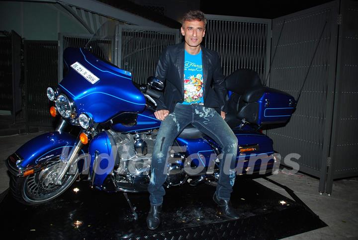 Rahuv Dev at Harley Davidson bash hosted by Arju Khanna, Tote