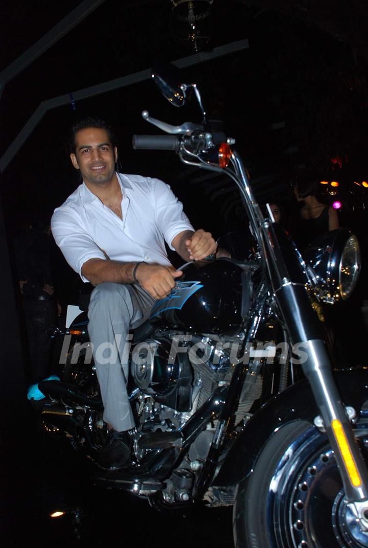 Upen Patel at Harley Davidson bash hosted by Arju Khanna, Tote