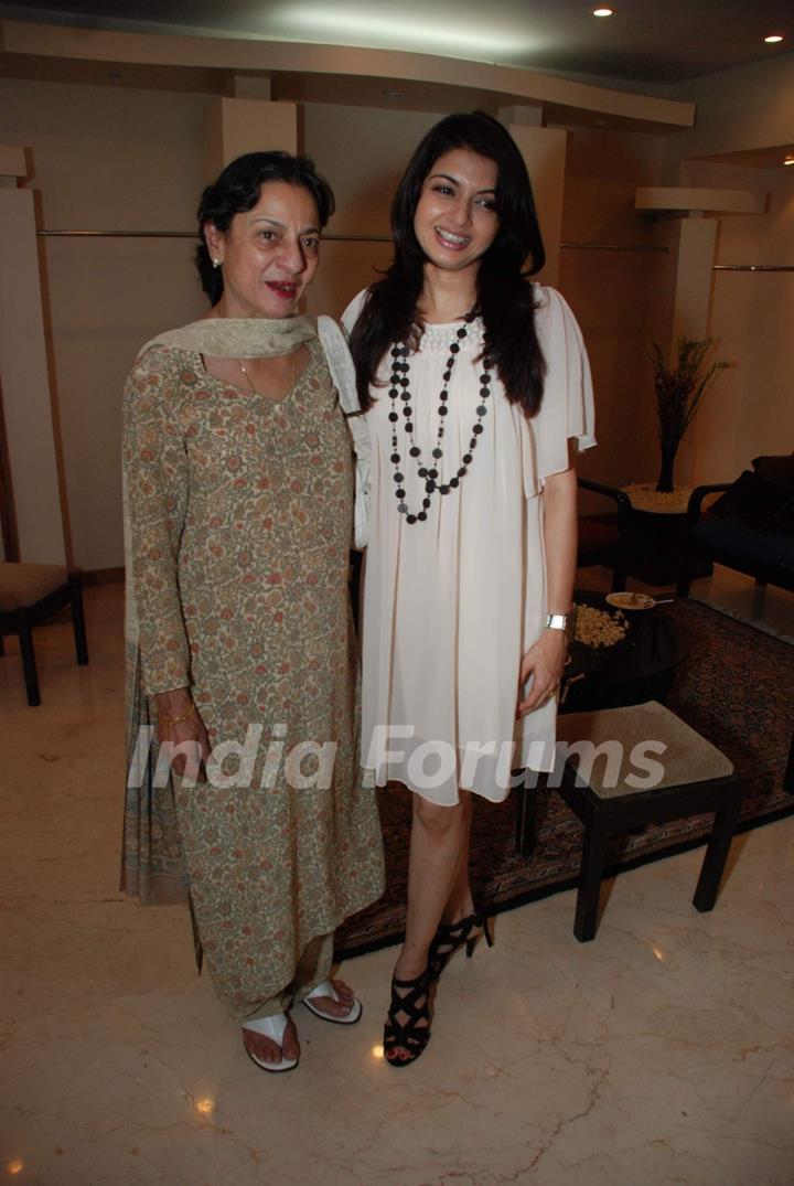 Tanuja and Bhagyashree at Designer Nisha Sagar''s birthday bash