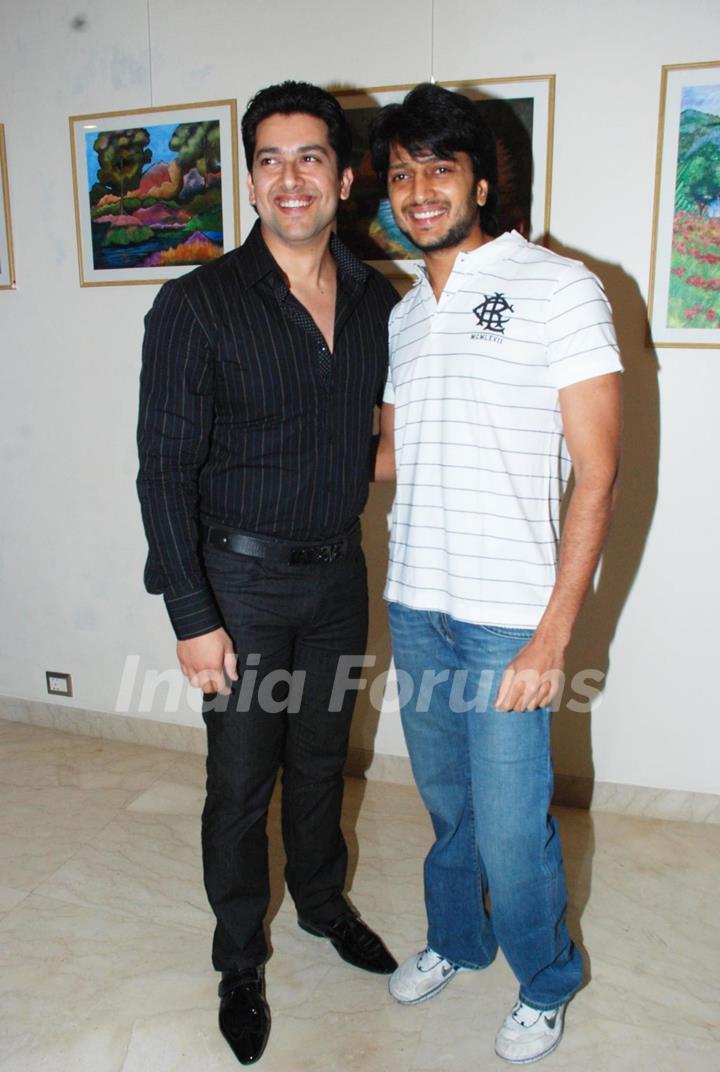 Ritesh Deshmukh and Aftab Shivdasani at SPJ Sadhana School Exhibition at Art & Soul Gallery, Worli