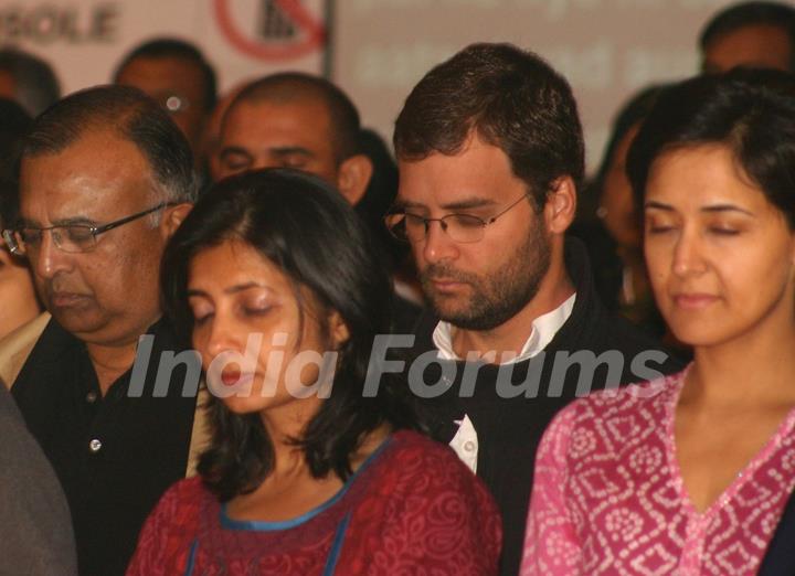 Congress Leader Rahul Gandhi paying homage to the victims of terror at a programme &quot;Nantion''s Solidarity Against Terror&quot; (An Event at the India Gate to send strong message against Terrorism) on Sunday in New Delhi 28 Nov 09