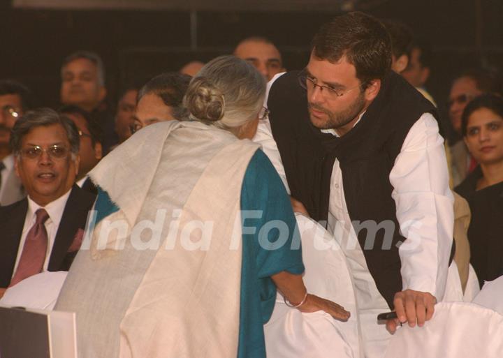 Congress Leader Rahul Gandhi and Delhi CM Sheila Dikshit at a programme &quot;Nantion''s Solidarity Against Terror&quot; (An Event at the India Gate to send strong message against Terrorism) on Sunday in New Delhi 28 Nov 09