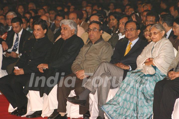 Delhi CM Sheila Dikshit, Bollywood Actor Shahrukh Khan, Javed Akhtar and Union Ministers P Chidambaram and Ajay Maken at a programme &quot;Nantion''s Solidarity Against Terror&quot; (An Event at the India Gate to send strong message against