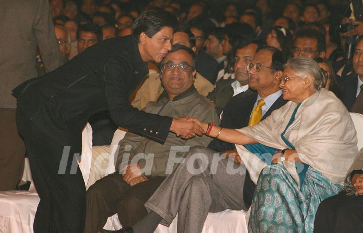 Delhi CM Sheila Dikshit, Bollywood Actor Shahrukh Khan and Union Ministers P Chidambaram and Ajay Maken at a programme &quot;Nantion''s Solidarity Against Terror&quot; (An Event at the India Gate to send strong message against Terrorism) on