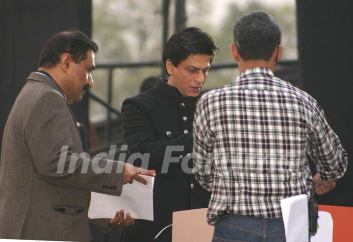 Bollywood Actor Shahrukh Khan at a programme &quot;Nantion''s Solidarity Against Terror&quot; (An Event at the India Gate to send strong message against Terrorism) on Sunday in New Delhi 28 Nov 09