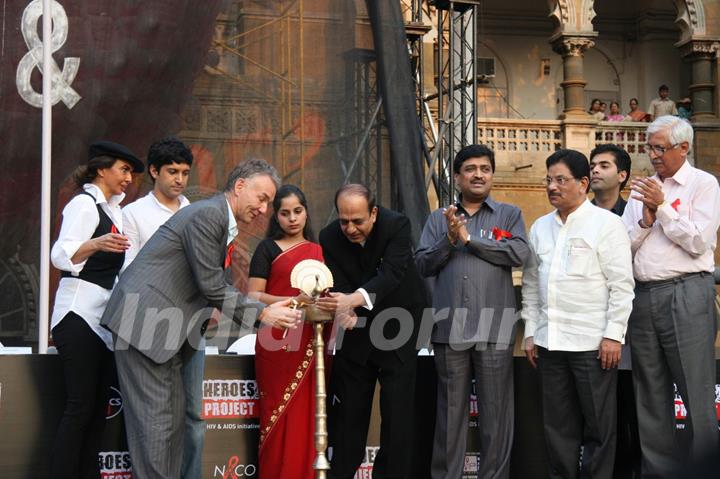 Founder of Heroes Project Parmeshwar Godrej, bollywood actor-director Farhan Akhtar, Minister of State for Health and Family Welfare Dinesh Trivedi, Chief Minister Ashok Chavan, Karan Johar and Minister of State for Maharashtra Suresh Shetty