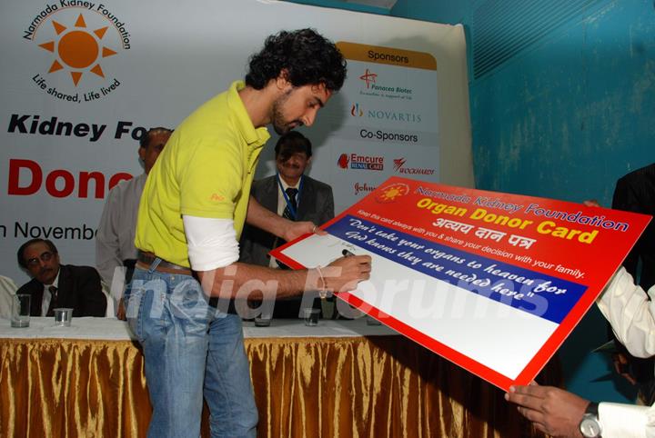 Kunal Kapoor at Namrada Kidney Donation event at Khar Gymkhana