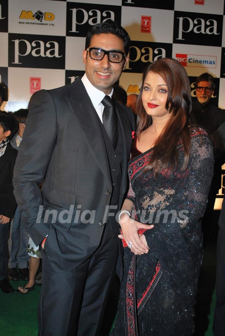 Bollywood actors Abhishek Bachchan with wife Aishwarya Rai Bachchan at the premiere of film &quot;Paa&quot;