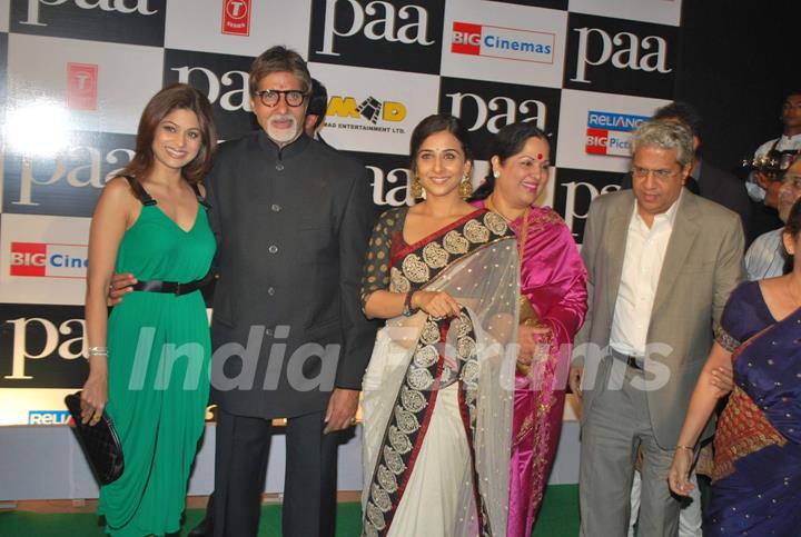 Bollywood actors Shamita Shetty, Amitabh Bachchan and Vidya Balan at the premiere of film &quot;Paa&quot;