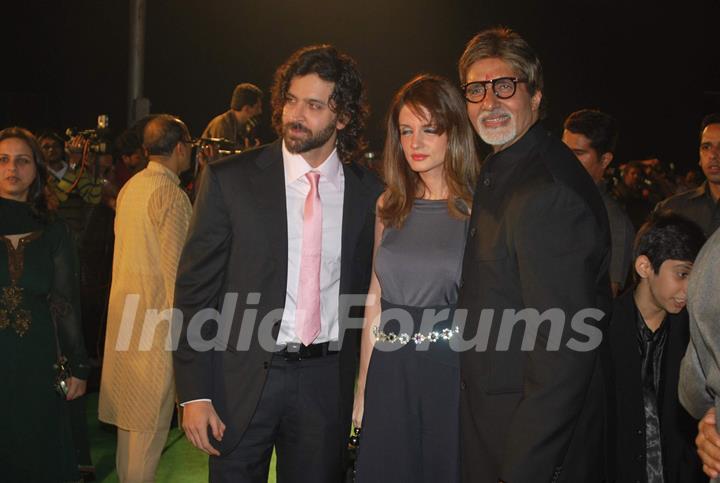 Bollywood actors Hrithik Roshan with wife Suzanne and Amitabh Bachchan at the premiere of film &quot;Paa&quot;