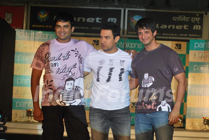 Madhavan, Aamir Khan and Sharman Joshi at Pantaloons 3 Idiots Fashion Show at Phoneix Mill (IANS: Photo)