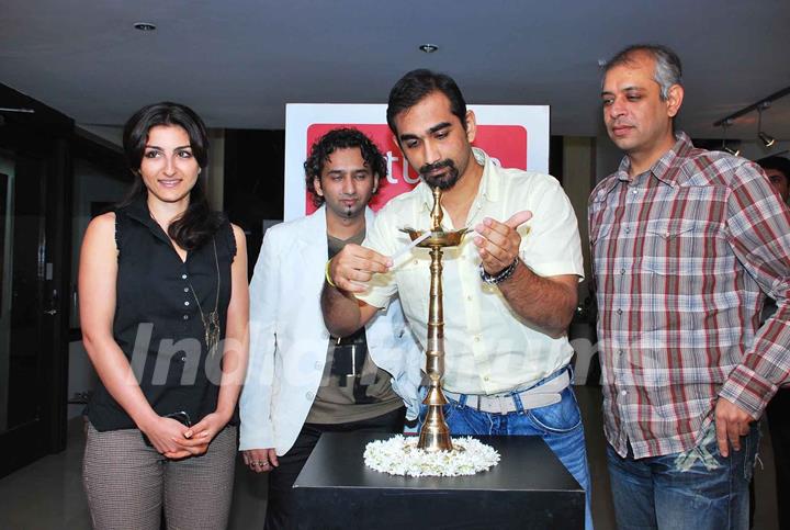 Soha Ali Khan graces Shailesh Achrekar''s paintings preview