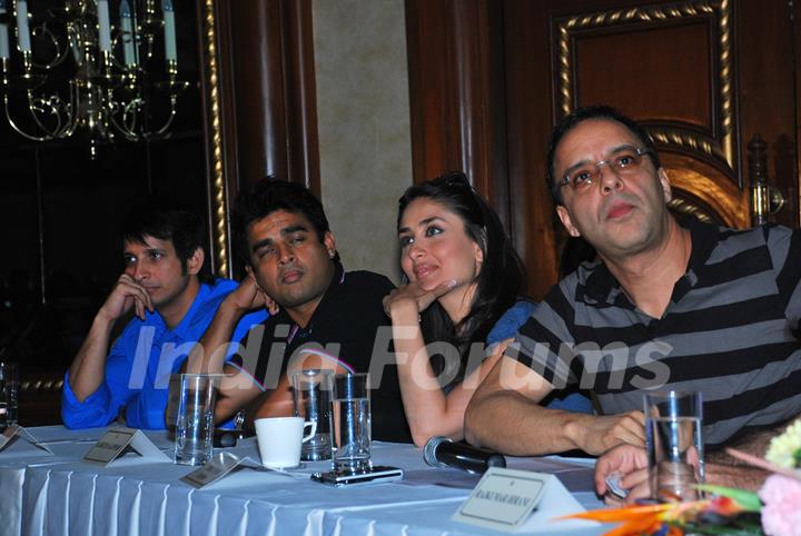 Sharman Joshi, R Madhavan, Kareena Kapoor and Vidhu Vinod Chopra at the press meet of 3 IDIOTS