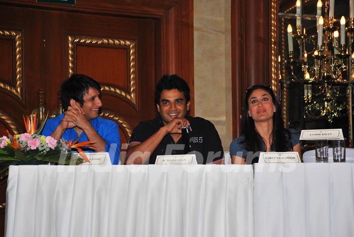 Sharman Joshi, R Madhavan and Kareena Kapoor at the press meet of 3 IDIOTS