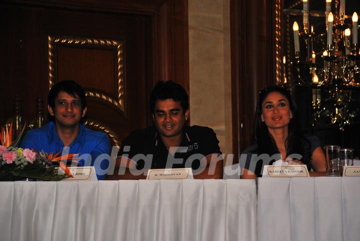 Sharman Joshi, R Madhavan and Kareena Kapoor at the press meet of 3 IDIOTS