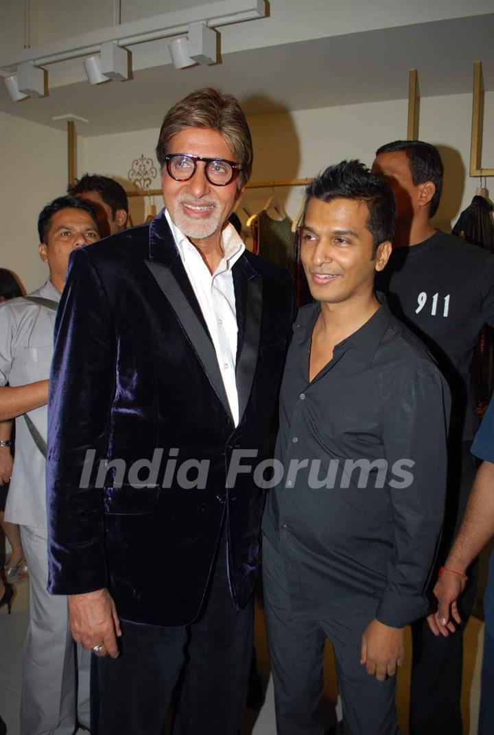 Big B launches Vikram Phadnis store at Juhu