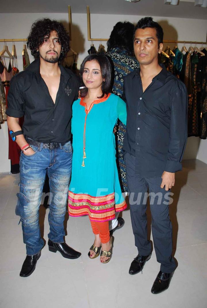 Sonu Nigam and Divya Dutta at the Big B launches Vikram Phadnis store at Juhu