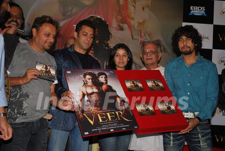 Bollywood actor Salman Khan, Sunidhi Chauhan, Gulzar and Sonu Nigam at music release of Film &quot;Veer&quot;