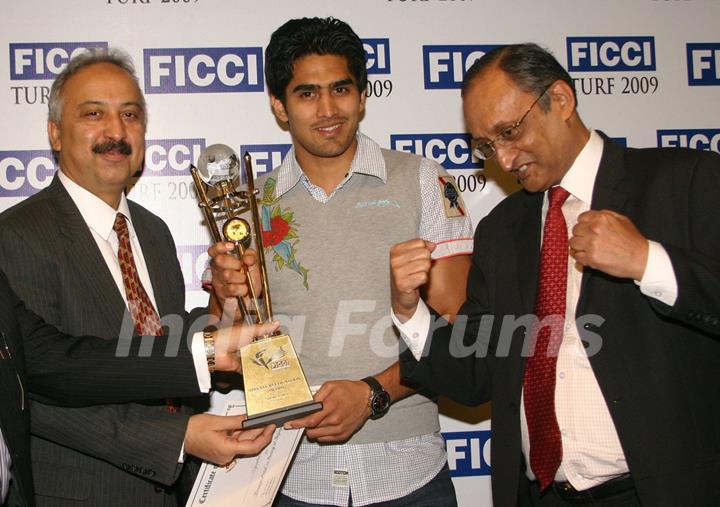 FICCI Sec Gen Dr Amit Mitra and Atul Singh presenting sports awards to Vijender Singh in New Delhi on Wednesday 16 Dec 2009