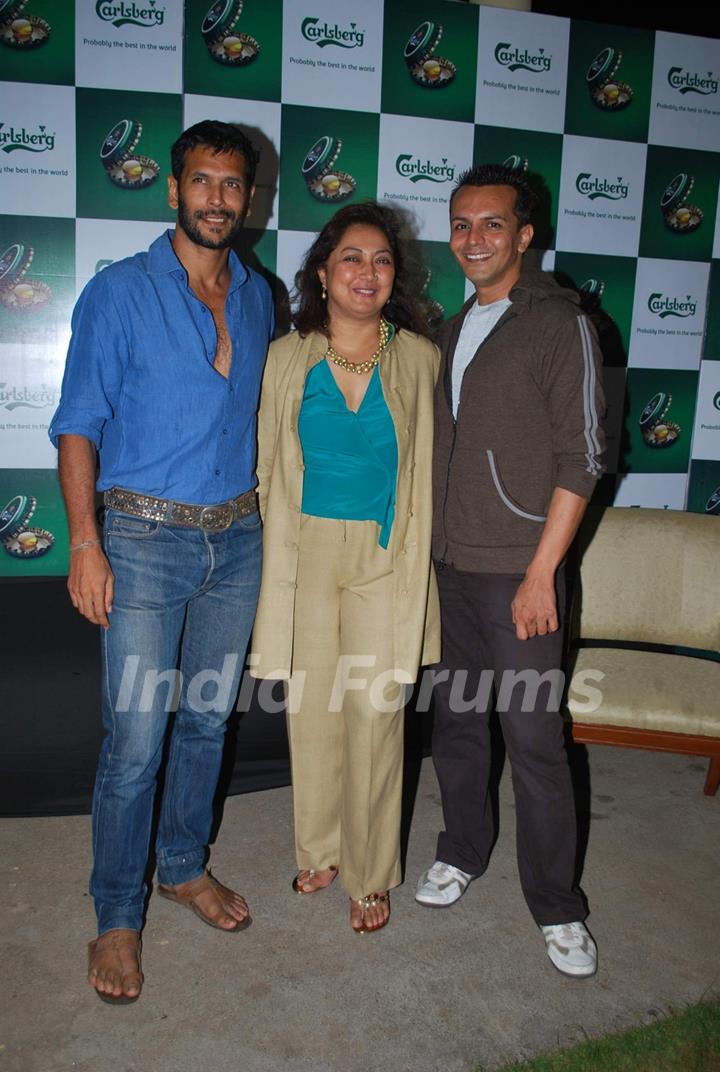 Model-turned-actors Milind Soman and Aryan Vaid turned chefs at &quot;Carlsberg&quot; event at Bandra, Mumbai