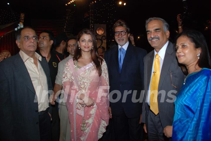 Aishwarya Rai, Amitabh Bachan, Shah Rukh Khan and Karan Johar at Police Show at Andheri Sports Complex