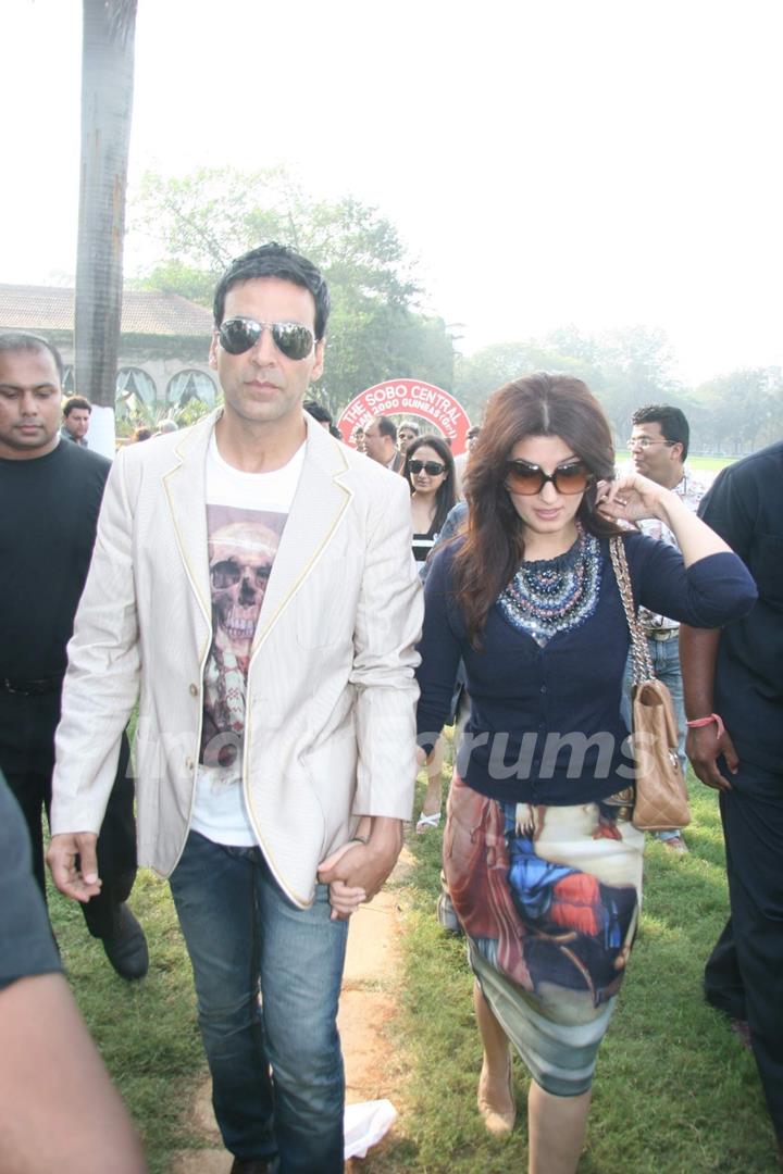 Akshay Kumar and Twinkle Khanna at Mid-Day race in Mahalxmi Race Course