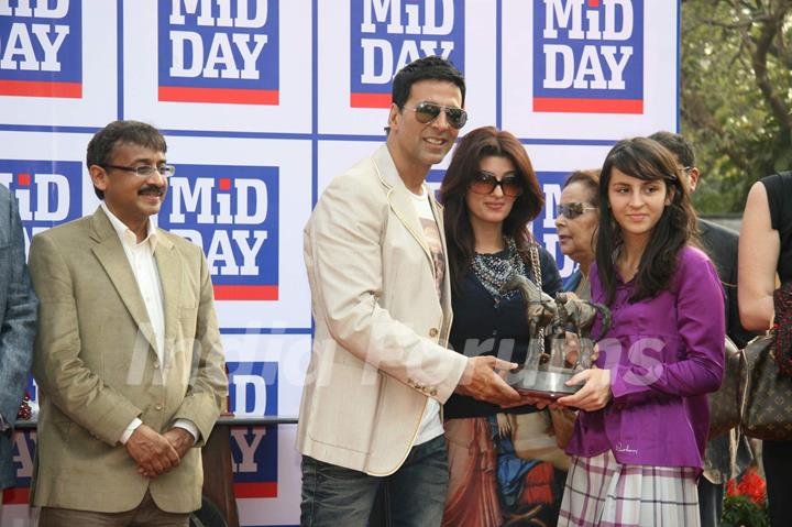 Akshay Kumar and Twinkle Khanna with the winner at Mid-Day race in Mahalxmi Race Course