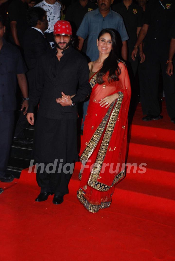 Saif Ali Khan and Kareena Kapoor at 3 Idiots Press Meet at IMAX Wadala